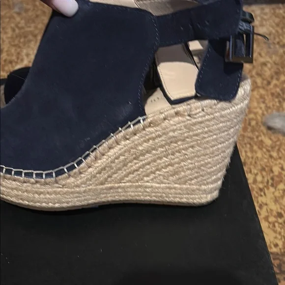 Kenneth Cole Navy Wedge Sandals. Size 7.5 preloved - Picture 6 of 16